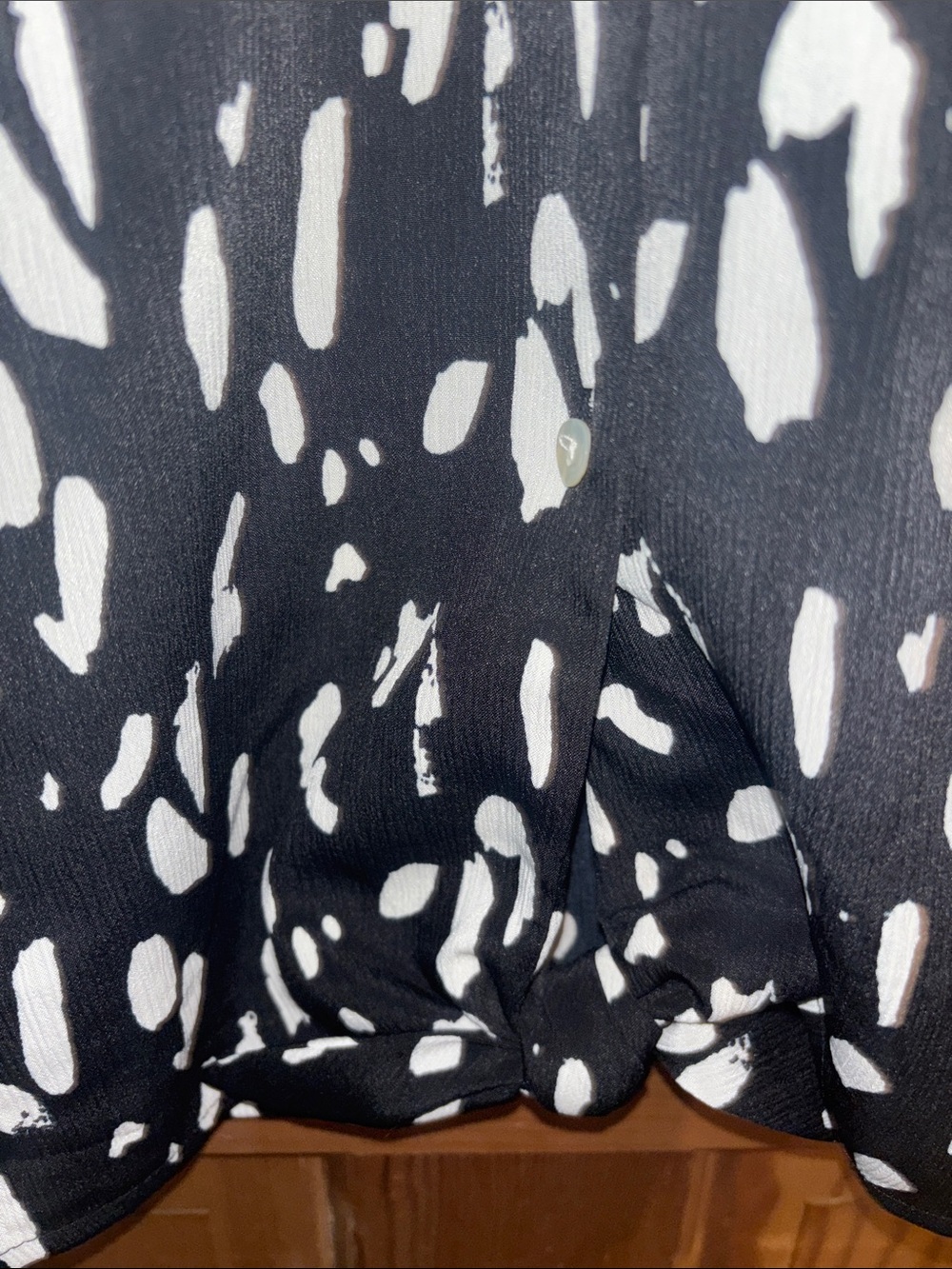 Nine West Black and White Abstract Print Sleeveless V-Neck Camisole - Picture 3 of 6